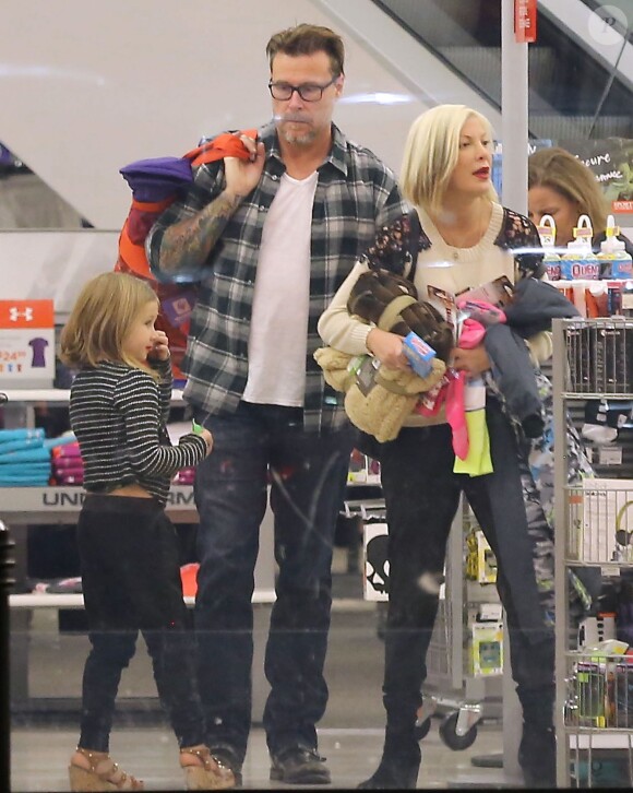 Exclusif - Tori Spelling et son mari Dean McDermott emmènent leur fille Stella faire du shopping à Sherman Oaks, le 29 décembre 2014.