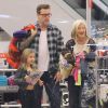 Exclusif - Tori Spelling et son mari Dean McDermott emmènent leur fille Stella faire du shopping à Sherman Oaks, le 29 décembre 2014.