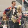 Exclusif - Tori Spelling et son mari Dean McDermott emmènent leur fille Stella faire du shopping à Sherman Oaks, le 29 décembre 2014.