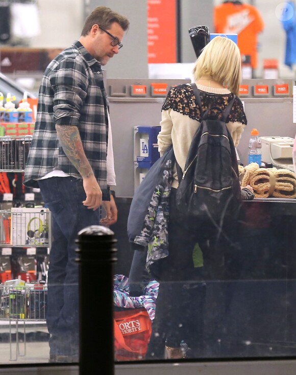 Exclusif - Tori Spelling et son mari Dean McDermott emmènent leur fille Stella faire du shopping à Sherman Oaks, le 29 décembre 2014.