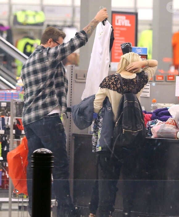 Exclusif - Tori Spelling et son mari Dean McDermott emmènent leur fille Stella faire du shopping à Sherman Oaks, le 29 décembre 2014.