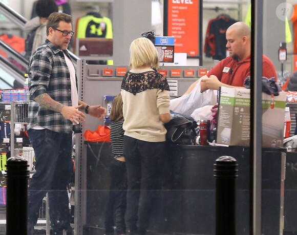 Exclusif - Tori Spelling et son mari Dean McDermott emmènent leur fille Stella faire du shopping à Sherman Oaks, le 29 décembre 2014.