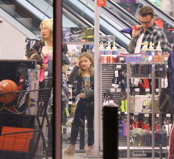 Exclusif - Tori Spelling et son mari Dean McDermott emmènent leur fille Stella faire du shopping à Sherman Oaks, le 29 décembre 2014.