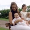 La princesse Leonore de Suède et sa cousine la princesse Estelle ont fait un tour en calèche avec leurs mamans Madeleine et Victoria dans le parc de la Villa Solliden en juillet 2014, filmées par SVT.