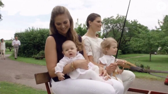 La princesse Leonore de Suède et sa cousine la princesse Estelle ont fait un tour en calèche avec leurs mamans Madeleine et Victoria dans le parc de la Villa Solliden en juillet 2014, filmées par SVT.