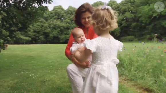 La reine Silvia de Suède avec ses petites-filles la princesse Leonore de Suède et la princesse Estelle dans le parc de la Villa Solliden en juillet 2014, filmées par SVT.