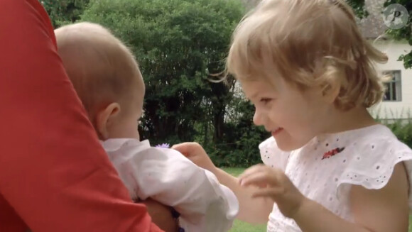 La princesse Leonore de Suède et la princesse Estelle dans le parc de la Villa Solliden en juillet 2014, filmées par SVT.