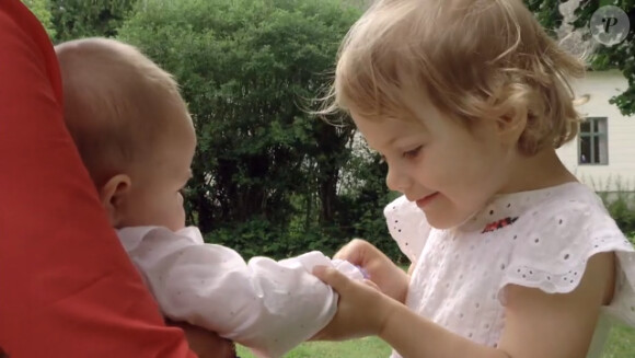 La princesse Leonore de Suède et la princesse Estelle dans le parc de la Villa Solliden en juillet 2014, filmées par SVT.