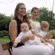 La princesse Leonore de Suède et sa cousine la princesse Estelle ont fait un tour en calèche avec leurs mamans Madeleine et Victoria dans le parc de la Villa Solliden en juillet 2014, filmées par SVT.