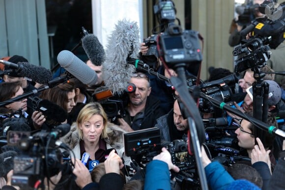 Sabine Khem, l'attachée de presse de Michael Schumacher, s'adresse à la presse le 1er janvier 2014 devant le CHU de Grenoble