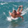 La surfeuse Chelsea Tuach surfe les vagues de la Barbade, le jeudi 1er janvier 2015.