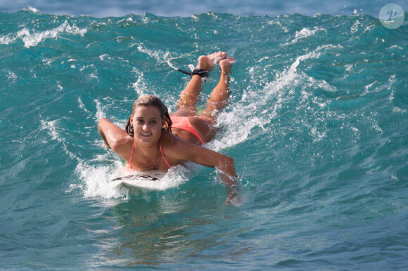 La surfeuse Chelsea Tuach surfe les vagues de la Barbade, le jeudi 1er janvier 2015.