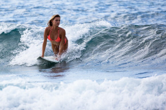 La surfeuse Chelsea Tuach s'entraîne sur une plage de la Barbade, le jeudi 1er janvier 2015.
