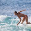 La surfeuse Chelsea Tuach s'entraîne sur une plage de la Barbade, le jeudi 1er janvier 2015.
