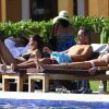 Exclusif - Tara Reid, très amaigrie, se relaxe au bord d'une piscine avec des amis à Mexico, le 30 décembre 2014.