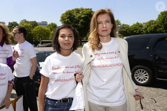 Saïda Jawad et Valérie Trierweiler lors du nouveau rassemblement place du Trocadéro à Paris, le 17 mai 2014, pour réclamer la libération des 270 lycéennes enlevées par le groupe islamiste Boko Haram au Nigéria.
