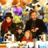 Tim Burton et Helena Bonham Carter emmenent leurs enfants Billy Raymond et Nell dans la fête foraine "Hyde Park Winter Wonderland" à Londres le 21 novembre 2013. 