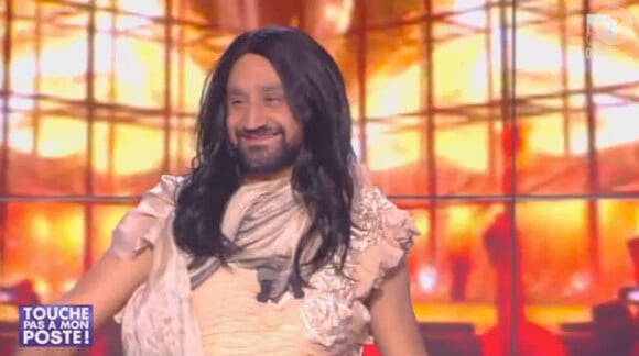 Le présentateur Cyril Hanouna déguisé en Conchita Wurst - Emission "Touche pas à mon poste" (D8), du 12 mai 2014.