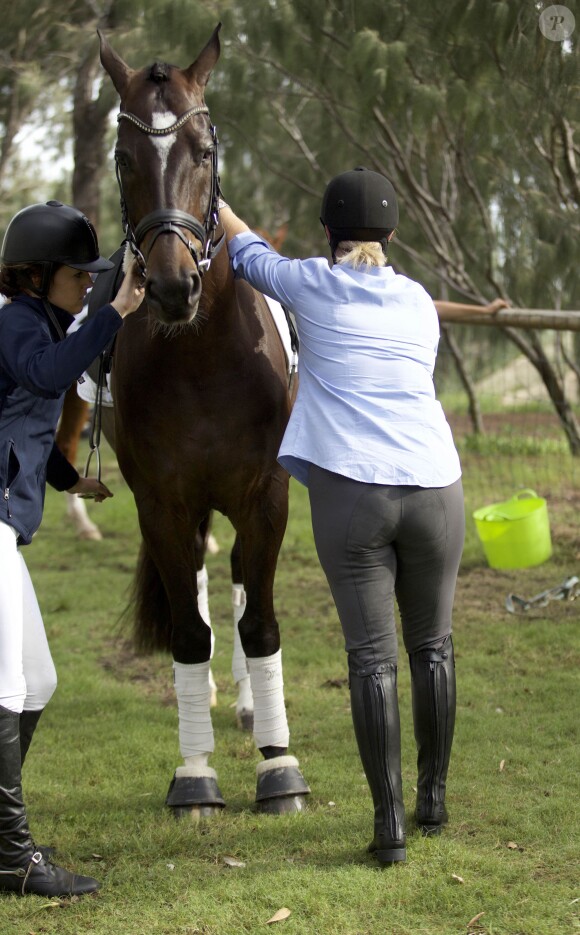 Zara Phillips a éprouvé quelques difficultés à enfourcher sa monture lors de l'inauguration de l'événement Magic Millions, dont elle est la marraine, à Gold Coast dans le Queensland, en Australie, le 6 janvier 2015