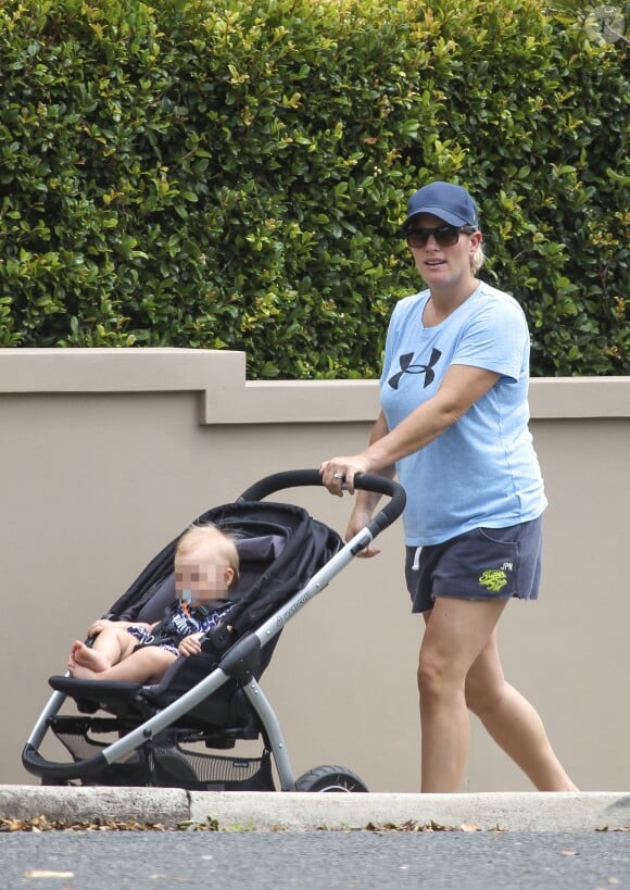 Zara Phillips promenant sa fille Mia à Sydney le 28 décembre 2014