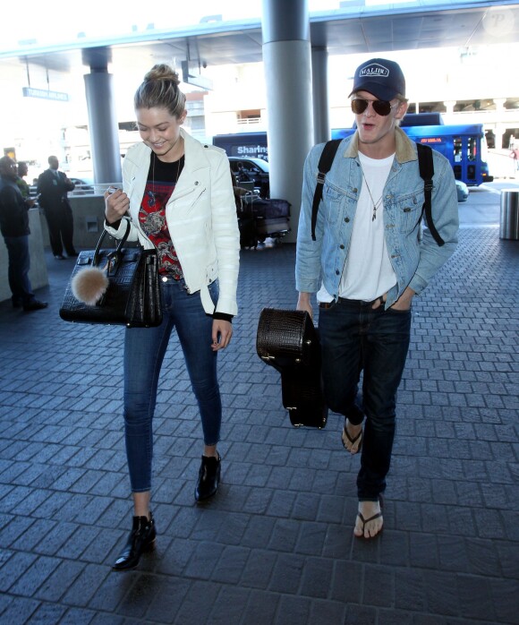 Gigi Hadid et Cody Simpson à l'aéroport de Los Angeles, le 27 décembre 2014.