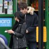Liam Gallagher et Debbie Gwyther se promènent dans les rues de Londres, le 6 janvier 2014. Le rockeur aurait présenté sa compagne à sa mère durant les fêtes de Noël qu'il a passées à Manchester.