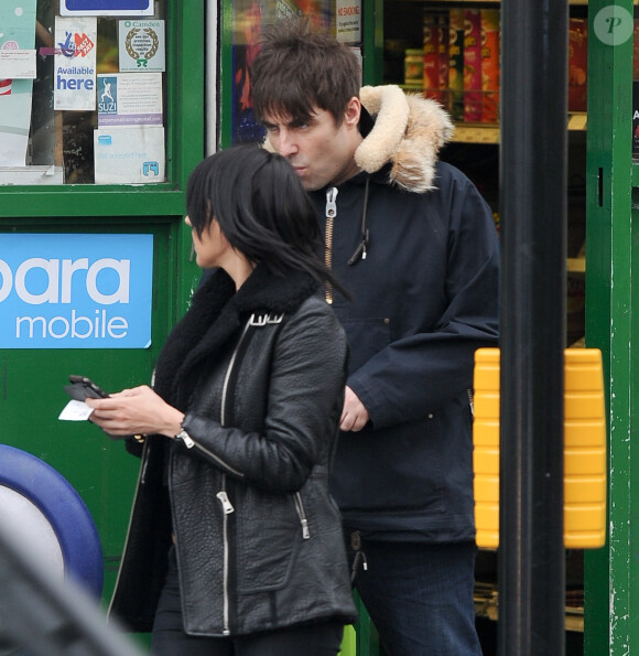 Liam Gallagher et Debbie Gwyther se promènent dans les rues de Londres, le 6 janvier 2014. Le rockeur aurait présenté sa compagne à sa mère durant les fêtes de Noël qu'il a passées à Manchester.