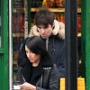 Liam Gallagher et sa compagne Debbie Gwyther se promènent dans les rues de Londres, le 6 janvier 2014. Le rockeur aurait présenté sa nouvelle amoureuse à sa mère durant les fêtes de Noël qu'il a passées à Manchester.
