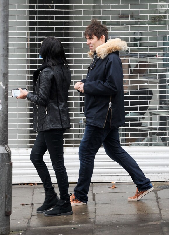 Liam Gallagher et sa compagne Debbie Gwyther se promènent dans les rues de Londres, le 6 janvier 2014. Le rockeur aurait présenté sa nouvelle amoureuse à sa mère durant les fêtes de Noël qu'il a passées à Manchester.