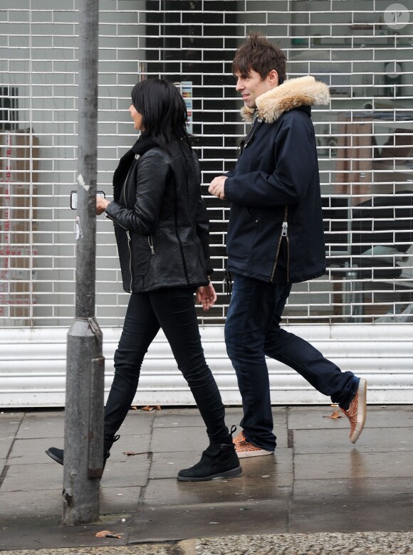 Liam Gallagher et sa compagne Debbie Gwyther se promènent dans les rues de Londres, le 6 janvier 2014. Le rockeur aurait présenté sa nouvelle amoureuse à sa mère durant les fêtes de Noël qu'il a passées à Manchester.