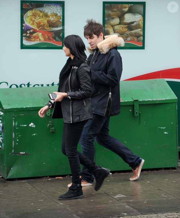 Liam Gallagher et sa compagne Debbie Gwyther se promènent dans les rues de Londres, le 6 janvier 2014. Le rockeur aurait présenté sa nouvelle amoureuse à sa mère durant les fêtes de Noël qu'il a passées à Manchester.