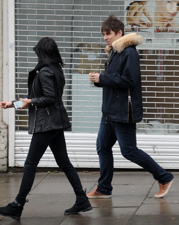 Liam Gallagher et sa compagne Debbie Gwyther se promènent dans les rues de Londres, le 6 janvier 2014. Le rockeur aurait présenté sa nouvelle amoureuse à sa mère durant les fêtes de Noël qu'il a passées à Manchester.