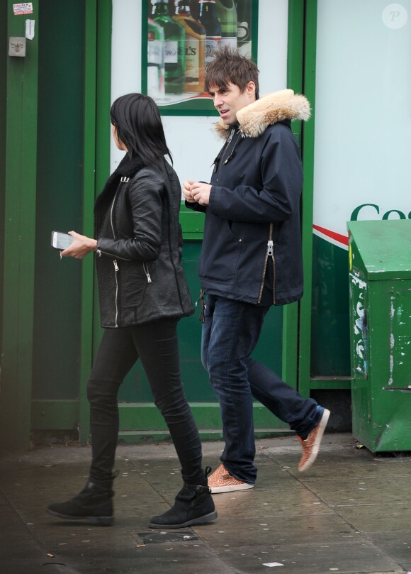 Liam Gallagher et sa compagne Debbie Gwyther se promènent dans les rues de Londres, le 6 janvier 2014. Le rockeur aurait présenté sa nouvelle amoureuse à sa mère durant les fêtes de Noël qu'il a passées à Manchester.