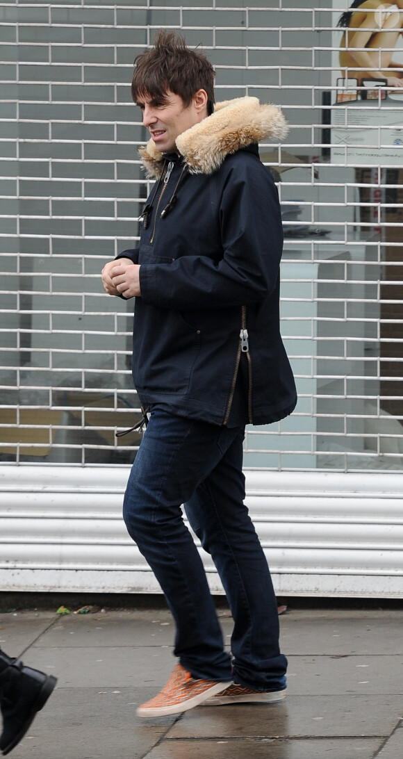 Liam Gallagher et sa compagne Debbie Gwyther se promènent dans les rues de Londres, le 6 janvier 2014. Le rockeur aurait présenté sa nouvelle amoureuse à sa mère durant les fêtes de Noël qu'il a passées à Manchester.