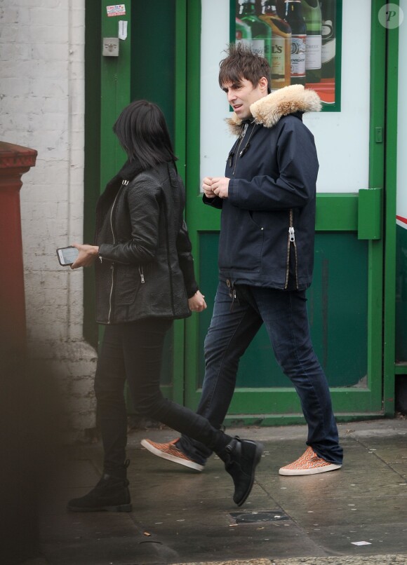Liam Gallagher et sa compagne Debbie Gwyther se promènent dans les rues de Londres, le 6 janvier 2014. Le rockeur aurait présenté sa nouvelle amoureuse à sa mère durant les fêtes de Noël qu'il a passées à Manchester.