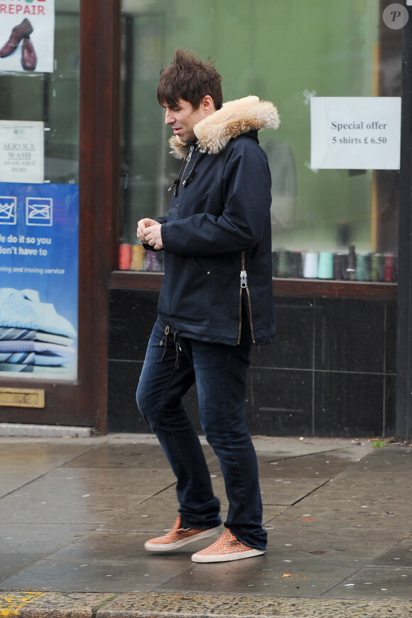 Liam Gallagher et sa compagne Debbie Gwyther se promènent dans les rues de Londres, le 6 janvier 2014. Le rockeur aurait présenté sa nouvelle amoureuse à sa mère durant les fêtes de Noël qu'il a passées à Manchester.