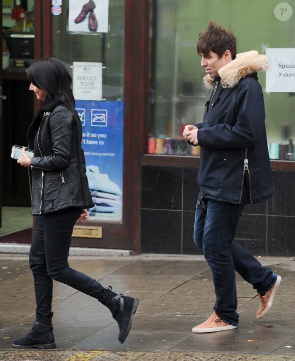 Liam Gallagher et sa compagne Debbie Gwyther se promènent dans les rues de Londres, le 6 janvier 2014. Le rockeur aurait présenté sa nouvelle amoureuse à sa mère durant les fêtes de Noël qu'il a passées à Manchester.