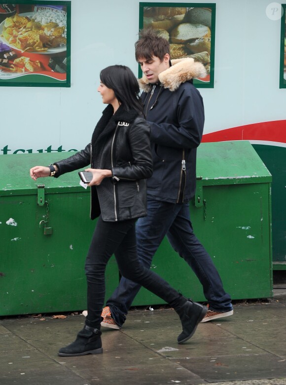 Liam Gallagher et sa compagne Debbie Gwyther se promènent dans les rues de Londres, le 6 janvier 2014. Le rockeur aurait présenté sa nouvelle amoureuse à sa mère durant les fêtes de Noël qu'il a passées à Manchester.