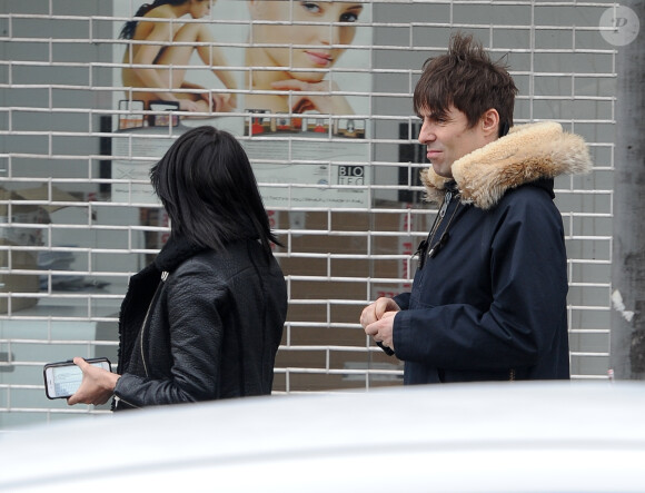 Liam Gallagher et sa compagne Debbie Gwyther se promènent dans les rues de Londres, le 6 janvier 2014. Le rockeur aurait présenté sa nouvelle amoureuse à sa mère durant les fêtes de Noël qu'il a passées à Manchester.
