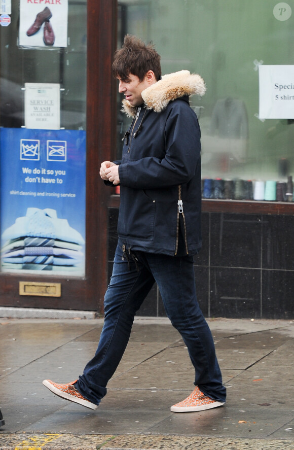 Liam Gallagher et sa compagne Debbie Gwyther se promènent dans les rues de Londres, le 6 janvier 2014. Le rockeur aurait présenté sa nouvelle amoureuse à sa mère durant les fêtes de Noël qu'il a passées à Manchester.