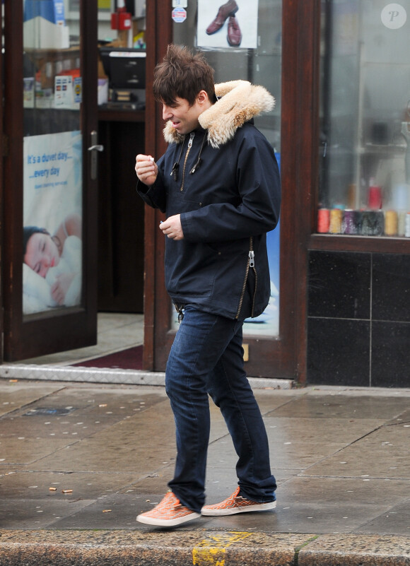 Liam Gallagher et sa compagne Debbie Gwyther se promènent dans les rues de Londres, le 6 janvier 2014. Le rockeur aurait présenté sa nouvelle amoureuse à sa mère durant les fêtes de Noël qu'il a passées à Manchester.