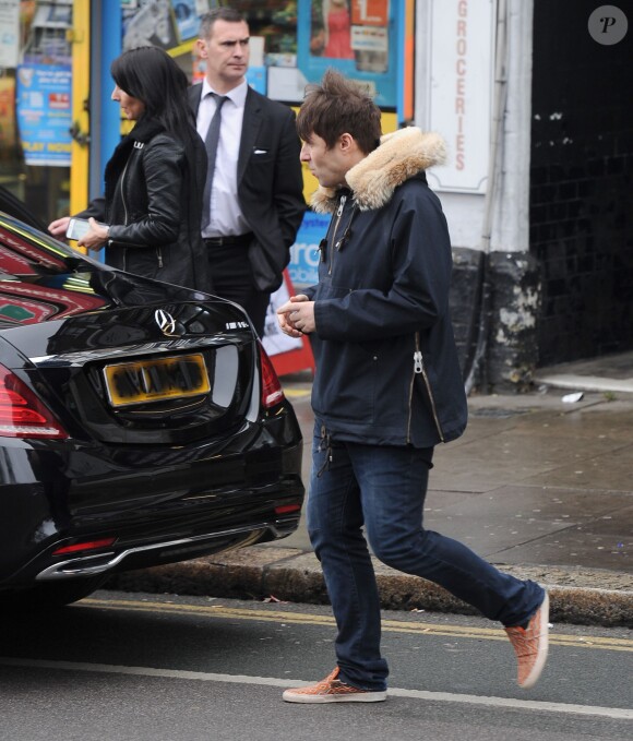 Liam Gallagher et sa compagne Debbie Gwyther se promènent dans les rues de Londres, le 6 janvier 2014. Le rockeur aurait présenté sa nouvelle amoureuse à sa mère durant les fêtes de Noël qu'il a passées à Manchester.
