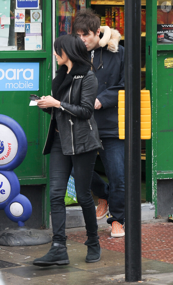 Liam Gallagher et sa compagne Debbie Gwyther se promènent dans les rues de Londres, le 6 janvier 2014. Le rockeur aurait présenté sa nouvelle amoureuse à sa mère durant les fêtes de Noël qu'il a passées à Manchester.
