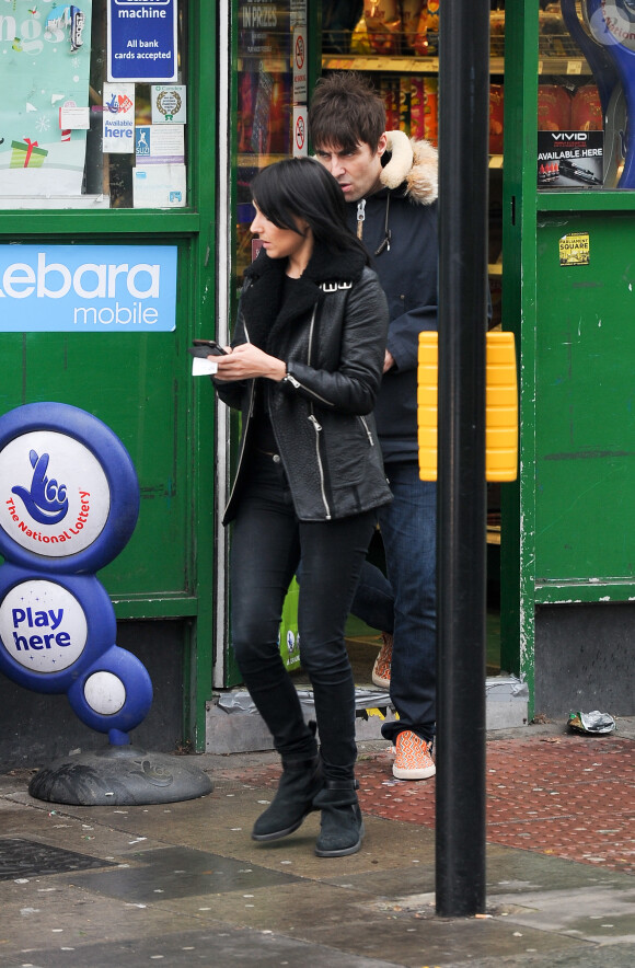 Liam Gallagher et sa compagne Debbie Gwyther se promènent dans les rues de Londres, le 6 janvier 2014. Le rockeur aurait présenté sa nouvelle amoureuse à sa mère durant les fêtes de Noël qu'il a passées à Manchester.