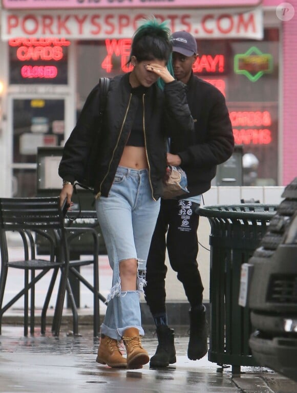 Kylie Jenner est allée acheter des Bagels sous la pluie avec un ami à Woodland Hills, le 2 décembre 2014