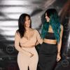 Kim Kardashian et sa demi-soeur Kylie Jenner lors du lancement de Kylie Hair Kouture (une nouvelle ligne d'extensions de cheveux créée par Kylie Jenner) à Beverly Hills, le 13 novembre 2014.
