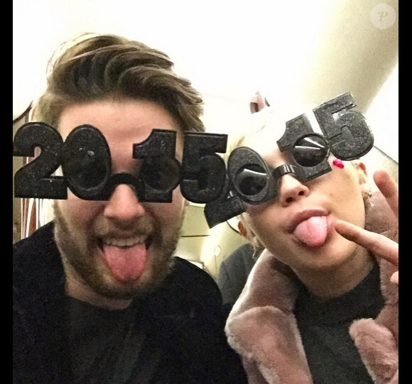 Miley Cyrus a passé les vacances de Noël ainsi que le jour de l'an avec son petit-ami Patrick Schwarzenegger et son père Arnold, elle a posté plusieurs photos sur son compte Instagram à la fin du mois de décembre 2014.