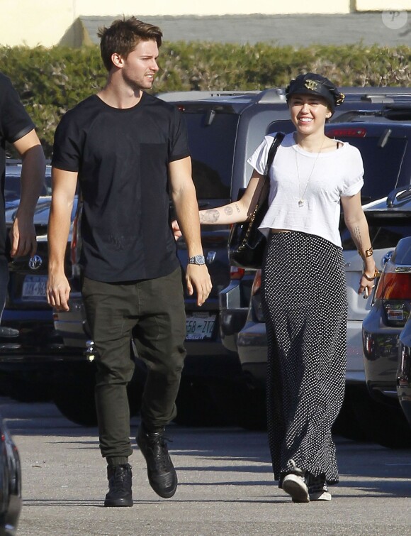 Exclusif - Miley Cyrus et son petit-ami Patrick Schwarzenegger se promènent avec un ami à Malibu, le 30 novembre 2014.  