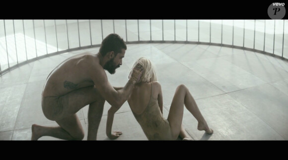 Image extraite du clip "Elastic Heart" de Sia. Réalisé par Sia et Daniel Askill, avec Shia LaBeouf et la danseuse Maddie Ziegler, chorégraphié par Ryan Heffington. Janvier 2015.