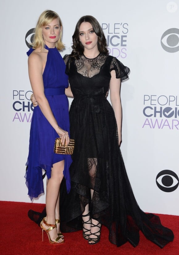Beth Behrs et Kat Dennings lors des People's Choice Awards au Nokia Theatre LA Live, Los Angeles, le 7 janvier 2015.